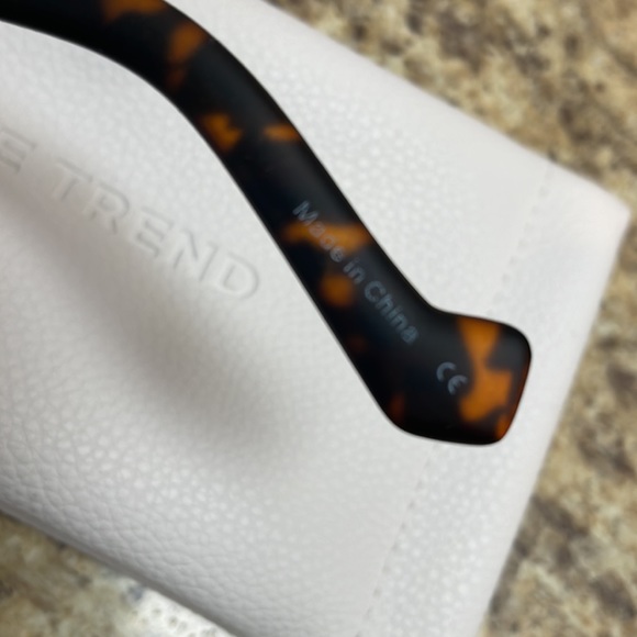 Own The Trend Sunglasses. Brown/Amber Print. NEW IN CASE - Picture 7 of 9